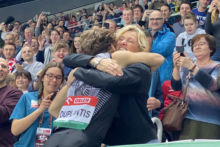 Armand Duplantis e mamma (foto world athletics)