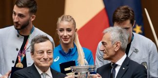 5 azzurri campioni dell’atletica festeggiati insieme ai campioni del calcio Gaia Sabbatini con Donnarumma-Chiesa-Draghi-Gravina (foto FIDAL/FIDAL)