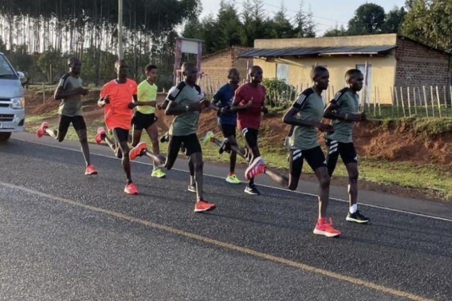 Eyob Faniel in maglia gialla-allenamento in Kenya (foto archivio atleta)