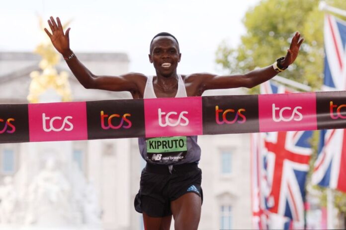 Amos Kipruto (foto Getty Images Sport/Paul Harding) Amos Kipruto (foto Getty Images Sport/Paul Harding)
